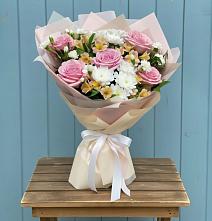 Букет цветов из:  Гвоздики, Орхидеи и Розы в Неклюдово Нижегородская область