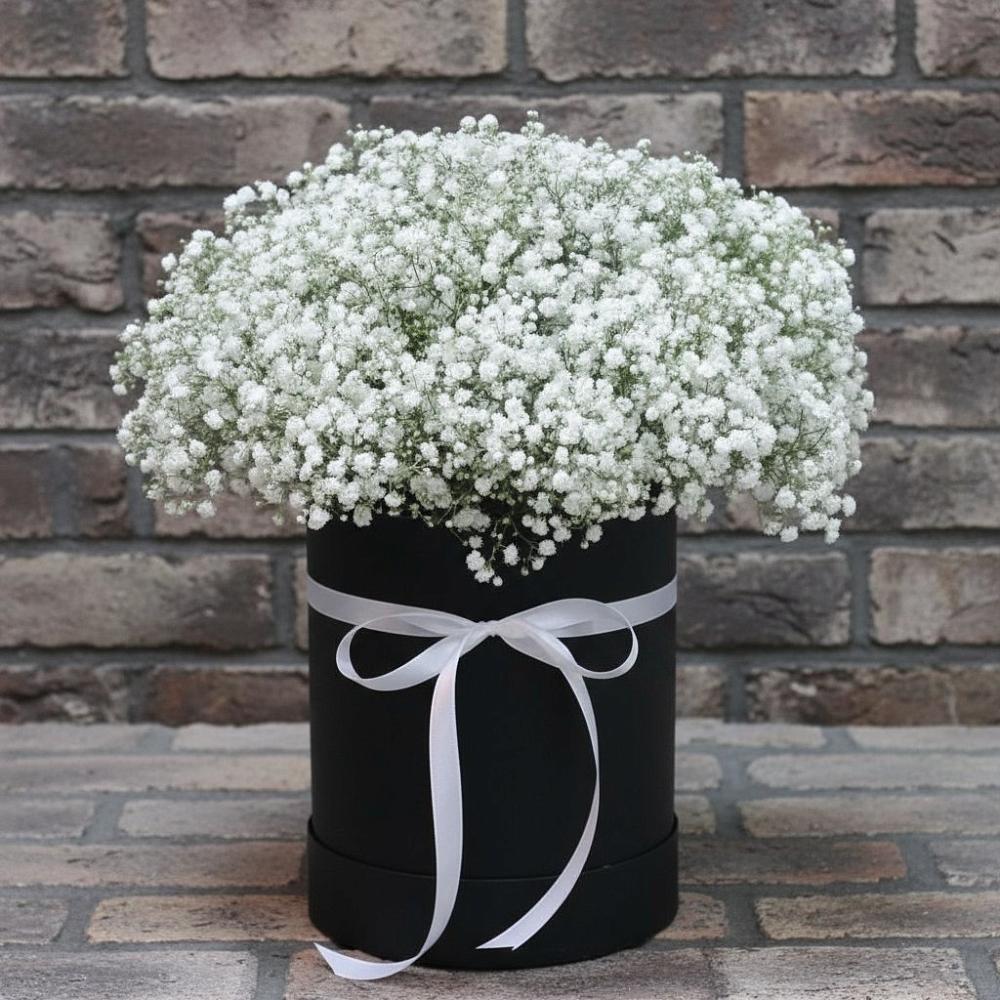 Цветочная композиция из Гипсофила в шляпной коробке в Неклюдово Нижегородская область