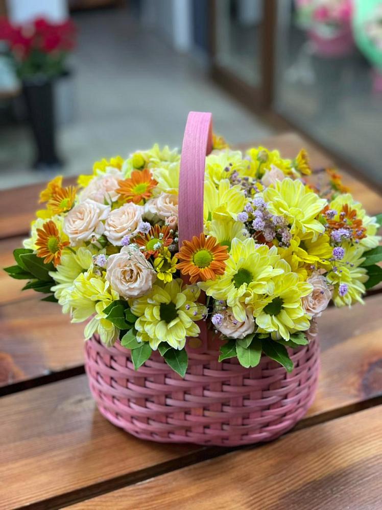 Цветочная композиция из Хризантемы и Розы в корзине в Неклюдово Нижегородская область
