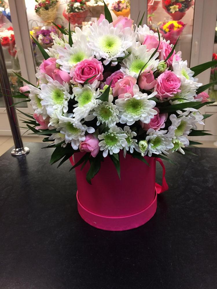 Цветочная композиция из Розы и Хризантемы в шляпной коробке в Неклюдово Нижегородская область