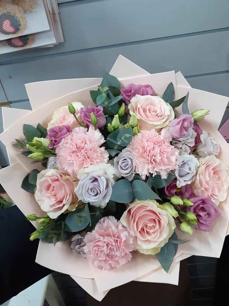 Букет цветов из: Розы, Гвоздики и Лизиантусы в Неклюдово Нижегородская область